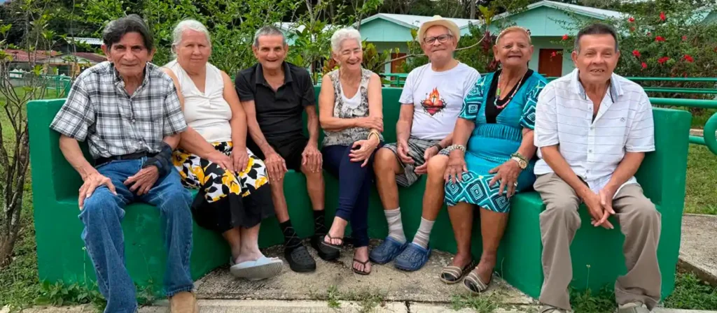 Collage de personas adultas mayores, posando elegantemente en el jard&iacute;n de Hogar PAM de Orotina