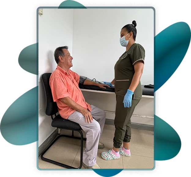 Persona Adulto Mayor representando la asistencia de la asistente de enfermer&iacute;a en el Hogar PAM de Orotina - Hogar Jes&uacute;s Mar&iacute;a Vargas V&aacute;squez