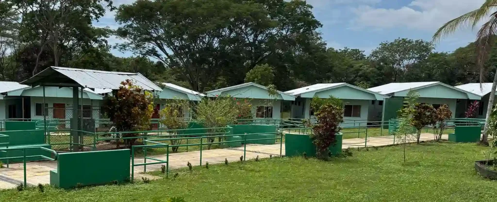 &Aacute;rea de estar, rodeada de zonas verdes, un espacio agradable para relajarse y disfrutar de la naturaleza en el Hogar PAM de Orotina - Hogar Jes&uacute;s Mar&iacute;a Vargas V&aacute;squez