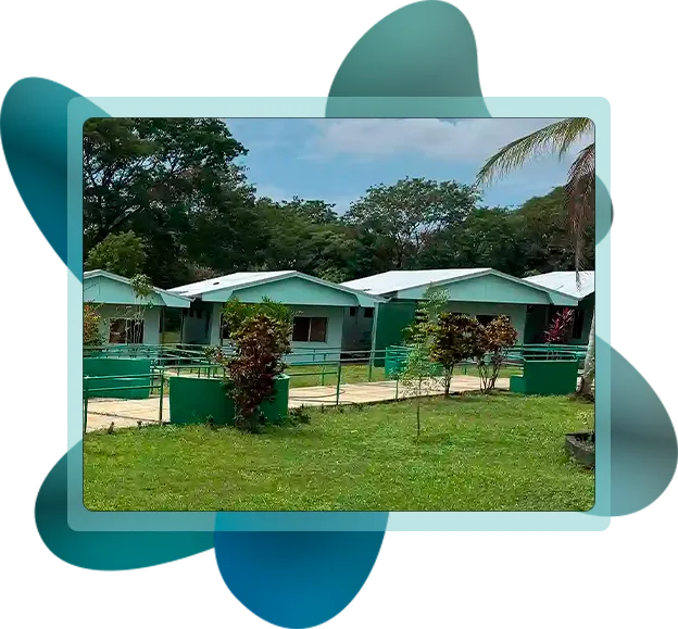 &Aacute;rea de estar, rodeada de zonas verdes, un espacio agradable para relajarse y disfrutar de la naturaleza en el Hogar PAM de Orotina - Hogar Jes&uacute;s Mar&iacute;a Vargas V&aacute;squez