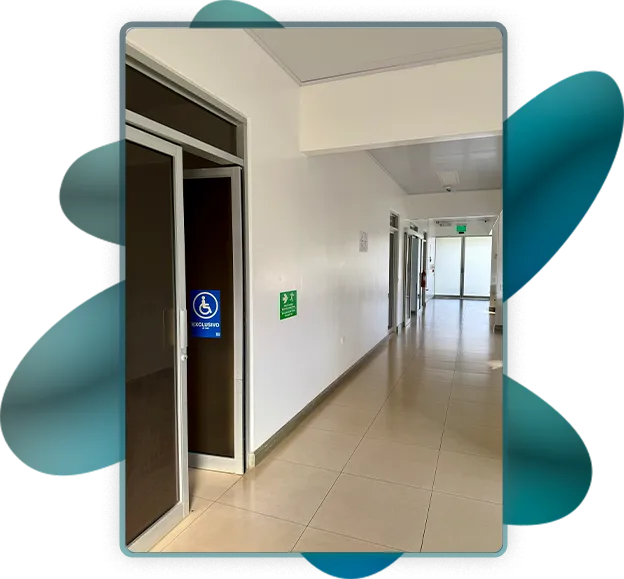 Pasillo del área de enfermería de; Hogar PAM de Orotina - Hogar Jesús María Vargas Vásquez