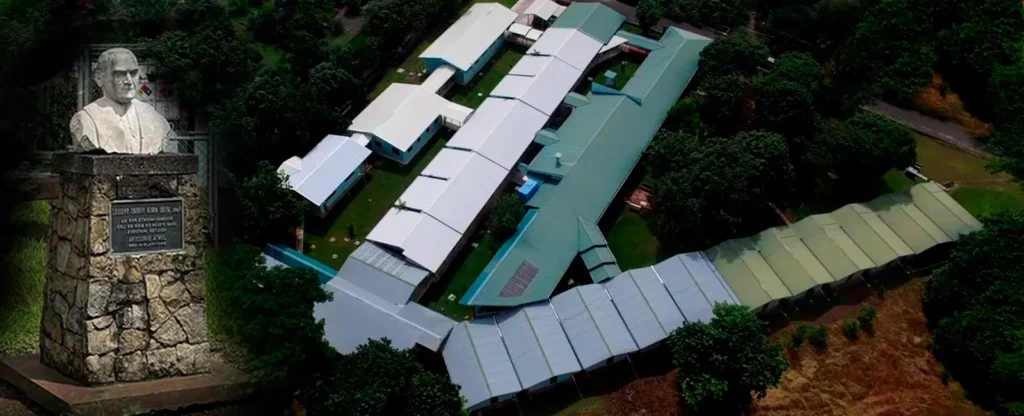 Collage de fotografías del Presbítero Jesús María Vargas Vásquez de Orotina y una roma alta de las instalaciones donde se visualiza el tamaño del terreno y la grandeza de las instalaciones