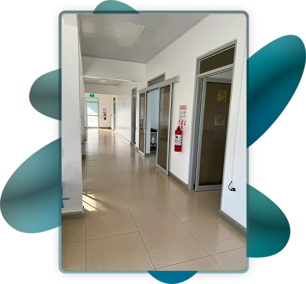Sala de oficinas, pasillo del Hogar PAM de Orotina - Hogar Jesús María Vargas Vásquez