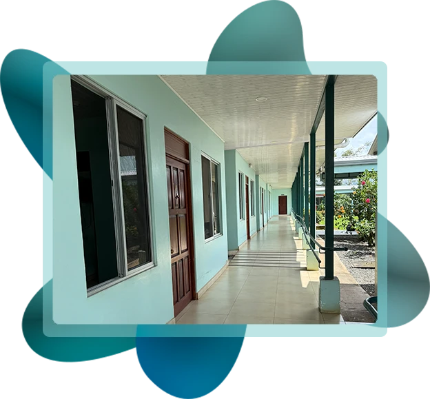 Fotografia de pasillo del pabellón, dispone barandas para la seguridad en el Hogar PAM Jesús María Vargas Vázquez