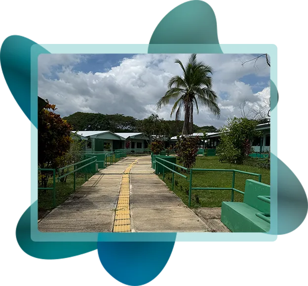 Área de estar, rodeada de zonas verdes, un espacio agradable para relajarse y disfrutar de la naturaleza en el Hogar PAM de Orotina - Hogar Jesús María Vargas Vásquez